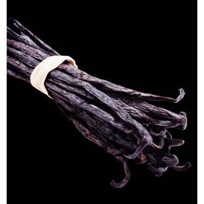 Racimo de vainas de vainilla oscura atadas entre sí, que resalta su rica y aromática textura sobre un fondo negro.