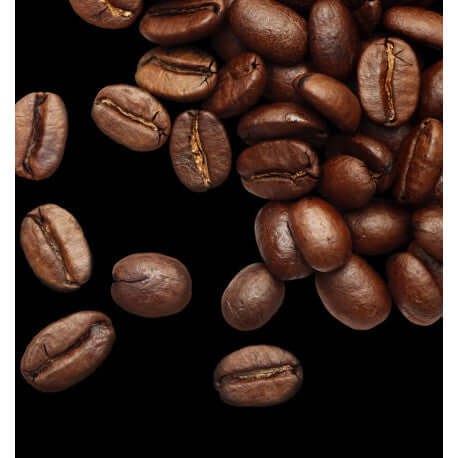 Granos de café sobre un fondo negro, destacando su rico color marrón y su textura.